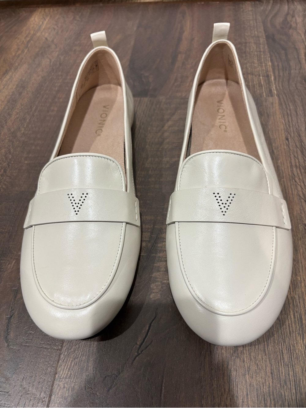 Vionic Tessa Leather Loafers Ivory Cream Wide Comfort Shoes Women’s 9.5 NWOT